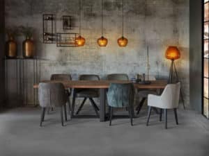 eetkamertafel Big tree 4cm dik met metalen trapezepoot en stoelen