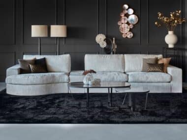 Hoekbank Victoria Curve in een lichte zachte stof. met rond lounge element.