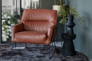 Bruine/cognac leren fauteuil rick breed met voetenbank en een rond vloerkleed