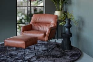 Bruine/cognac leren fauteuil rick breed met voetenbank en een rond vloerkleed