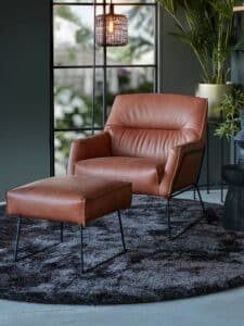 Bruine/cognac leren fauteuil rick breed met voetenbank en een rond vloerkleed