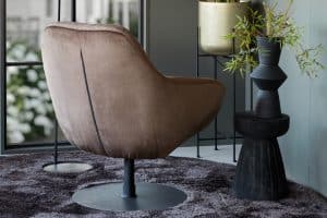 Donkerbruine fauteuil met zwarte ronde poot Draaifauteuil Sam Room108