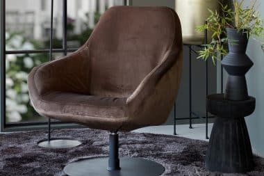 Donkerbruine fauteuil met zwarte ronde poot Draaifauteuil Sam Room108