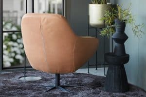 Bruin/zandkleurige leren draaifauteuil met zwart metalen stervoet