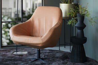 Bruin/zandkleurige leren draaifauteuil met zwart metalen stervoet