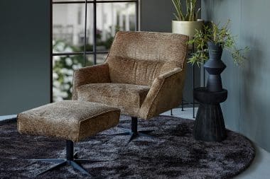Fauteuil Tommy met een hocker in zachte stof kleur brandy