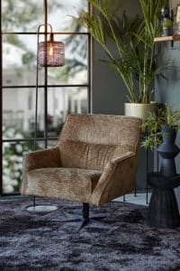 Fauteuil Tommy breed met een hocker in zachte stof kleur brandy