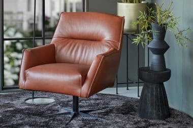 Fauteuil Tommy in bruin leder met een zwarte stervoet