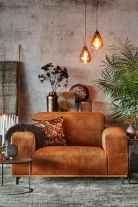 Cognac/bruine loveseat met zwart metalen pootjes en woonaccessoires
