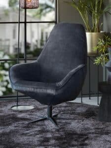 Draaifauteuil in antraciet met zwarte sterpoot, met rond vloerkleed.