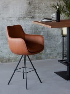Bruin lederen Barkruk Max-X (66 cm) aan houten bartafel