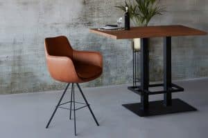 Bruin lederen Barkruk Max-X (66 cm) aan houten bartafel