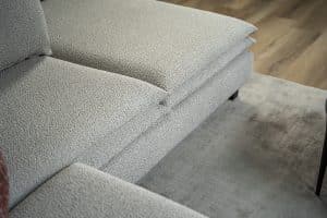 Hoekbank Nadine met dubbele rug- en zitkussens in een beige stof, in een sfeervol interieur.