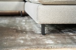 Hoekbank Nadine met dubbele rug- en zitkussens in een beige stof, in een sfeervol interieur.
