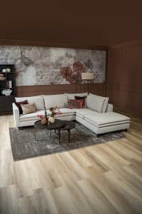 Hoekbank Nadine met dubbele rug- en zitkussens in een beige stof, in een sfeervol interieur.