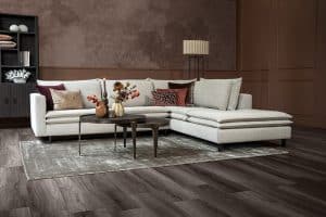 Hoekbank Nadine met dubbele rug- en zitkussens in een beige stof, in een sfeervol interieur.