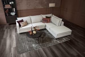 Hoekbank Nadine met dubbele rug- en zitkussens in een beige stof, in een sfeervol interieur.