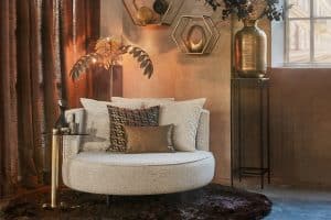 loveseat adele sky op hoge zwarte pootjes met bruine en gouden accessoires