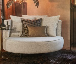 loveseat adele sky op hoge zwarte pootjes met bruine en gouden accessoires