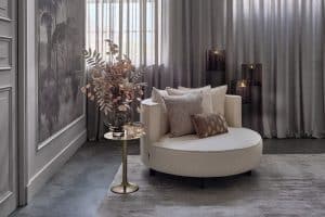 Beige fauteuil in chique interieur