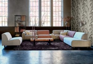 Leefhoek / elementenbank in diverse stoffen en kleuren per element. Natuurlijke sfeer met houten meubels en een groot vloerkleed.