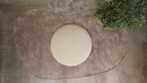 De hocker Curve past door de organische vorm helemaal in de trends van nu én dit maakt deze hocker de eyecatcher van jouw interieur. Match de hocker Curve bij jouw zithoek óf creëer bijvoorbeeld een extra hoekje ergens anders in huis, een multifunctioneel item dus! De Curve heeft een rustige afwerking en sfeer, voor een wat speelser model ga je voor de hocker Bubble Curve met extra stiknaad over de zijkant.