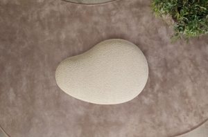 De hocker Curve past door de organische vorm helemaal in de trends van nu én dit maakt deze hocker de eyecatcher van jouw interieur. Match de hocker Curve bij jouw zithoek óf creëer bijvoorbeeld een extra hoekje ergens anders in huis, een multifunctioneel item dus! De Curve heeft een rustige afwerking en sfeer, voor een wat speelser model ga je voor de hocker Bubble Curve met extra stiknaad over de zijkant.