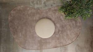 De hocker Curve past door de organische vorm helemaal in de trends van nu én dit maakt deze hocker de eyecatcher van jouw interieur. Match de hocker Curve bij jouw zithoek óf creëer bijvoorbeeld een extra hoekje ergens anders in huis, een multifunctioneel item dus! De Curve heeft een rustige afwerking en sfeer, voor een wat speelser model ga je voor de hocker Bubble Curve met extra stiknaad over de zijkant.