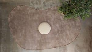 De hocker Curve past door de organische vorm helemaal in de trends van nu én dit maakt deze hocker de eyecatcher van jouw interieur. Match de hocker Curve bij jouw zithoek óf creëer bijvoorbeeld een extra hoekje ergens anders in huis, een multifunctioneel item dus! De Curve heeft een rustige afwerking en sfeer, voor een wat speelser model ga je voor de hocker Bubble Curve met extra stiknaad over de zijkant.