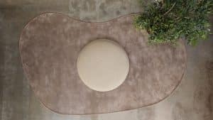 De hocker Curve past door de organische vorm helemaal in de trends van nu én dit maakt deze hocker de eyecatcher van jouw interieur. Match de hocker Curve bij jouw zithoek óf creëer bijvoorbeeld een extra hoekje ergens anders in huis, een multifunctioneel item dus! De Curve heeft een rustige afwerking en sfeer, voor een wat speelser model ga je voor de hocker Bubble Curve met extra stiknaad over de zijkant.