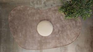 De hocker Curve past door de organische vorm helemaal in de trends van nu én dit maakt deze hocker de eyecatcher van jouw interieur. Match de hocker Curve bij jouw zithoek óf creëer bijvoorbeeld een extra hoekje ergens anders in huis, een multifunctioneel item dus! De Curve heeft een rustige afwerking en sfeer, voor een wat speelser model ga je voor de hocker Bubble Curve met extra stiknaad over de zijkant.