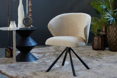 Boucle eetkamerstoel in een beige stof. Draaibaar op een zwarte spinpoot.