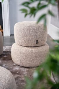 De hocker Curve past door de organische vorm helemaal in de trends van nu én dit maakt deze hocker de eyecatcher van jouw interieur. Match de hocker Curve bij jouw zithoek óf creëer bijvoorbeeld een extra hoekje ergens anders in huis, een multifunctioneel item dus! De Curve heeft een rustige afwerking en sfeer, voor een wat speelser model ga je voor de hocker Bubble Curve met extra stiknaad over de zijkant.