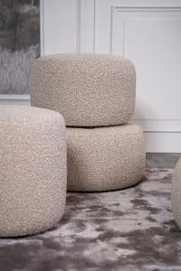 De hocker Curve past door de organische vorm helemaal in de trends van nu én dit maakt deze hocker de eyecatcher van jouw interieur. Match de hocker Curve bij jouw zithoek óf creëer bijvoorbeeld een extra hoekje ergens anders in huis, een multifunctioneel item dus! De Curve heeft een rustige afwerking en sfeer, voor een wat speelser model ga je voor de hocker Bubble Curve met extra stiknaad over de zijkant.