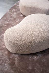 De hocker Curve past door de organische vorm helemaal in de trends van nu én dit maakt deze hocker de eyecatcher van jouw interieur. Match de hocker Curve bij jouw zithoek óf creëer bijvoorbeeld een extra hoekje ergens anders in huis, een multifunctioneel item dus! De Curve heeft een rustige afwerking en sfeer, voor een wat speelser model ga je voor de hocker Bubble Curve met extra stiknaad over de zijkant.