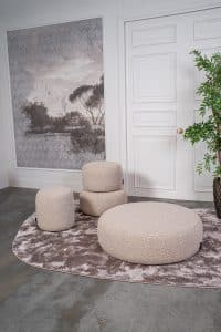 De hocker Curve past door de organische vorm helemaal in de trends van nu én dit maakt deze hocker de eyecatcher van jouw interieur. Match de hocker Curve bij jouw zithoek óf creëer bijvoorbeeld een extra hoekje ergens anders in huis, een multifunctioneel item dus! De Curve heeft een rustige afwerking en sfeer, voor een wat speelser model ga je voor de hocker Bubble Curve met extra stiknaad over de zijkant.