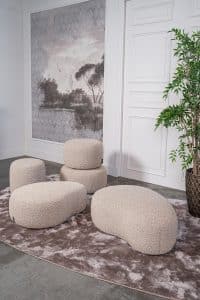 De hocker Curve past door de organische vorm helemaal in de trends van nu én dit maakt deze hocker de eyecatcher van jouw interieur. Match de hocker Curve bij jouw zithoek óf creëer bijvoorbeeld een extra hoekje ergens anders in huis, een multifunctioneel item dus! De Curve heeft een rustige afwerking en sfeer, voor een wat speelser model ga je voor de hocker Bubble Curve met extra stiknaad over de zijkant.