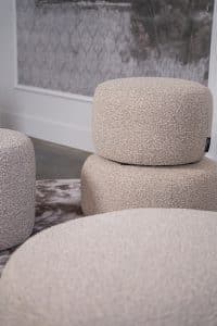 De hocker Curve past door de organische vorm helemaal in de trends van nu én dit maakt deze hocker de eyecatcher van jouw interieur. Match de hocker Curve bij jouw zithoek óf creëer bijvoorbeeld een extra hoekje ergens anders in huis, een multifunctioneel item dus! De Curve heeft een rustige afwerking en sfeer, voor een wat speelser model ga je voor de hocker Bubble Curve met extra stiknaad over de zijkant.