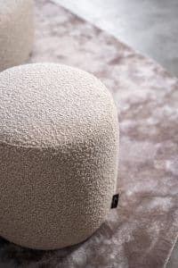 De hocker Curve past door de organische vorm helemaal in de trends van nu én dit maakt deze hocker de eyecatcher van jouw interieur. Match de hocker Curve bij jouw zithoek óf creëer bijvoorbeeld een extra hoekje ergens anders in huis, een multifunctioneel item dus! De Curve heeft een rustige afwerking en sfeer, voor een wat speelser model ga je voor de hocker Bubble Curve met extra stiknaad over de zijkant.