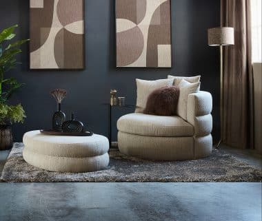 ronde fauteuil in een beige stof
