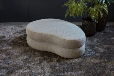 Hocker Bubble Curve, een hocker met organische vormen in een beige stof.