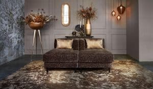 donkerbruine fauteuil in een hotel chique interieur