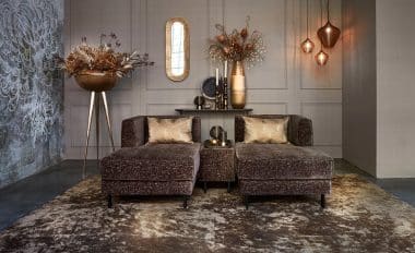 donkerbruine fauteuil in een hotel chique interieur