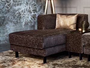 donkerbruine fauteuil in een hotel chique interieur