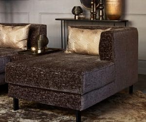 donkerbruine fauteuil in een hotel chique interieur