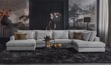Lichte u-bank in een donker interieur