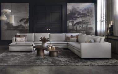 Ruime beige hoekbank met dubbele kussens.