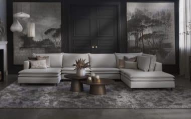 Ruime u-bank in een lichte stof met donkere woonaccessoires