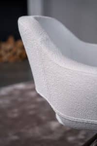 Witte eetkamerstoel met een brons onderstel