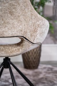 Beige eetkamerstoel met een zwart onderstel en een kuipzitting